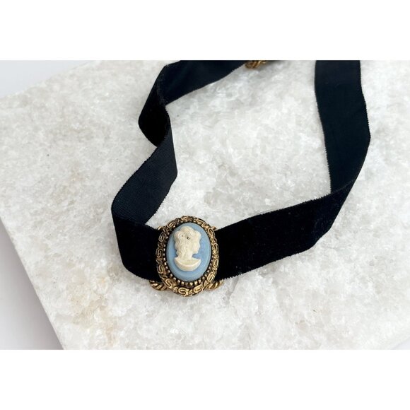 Victorian Style Velour Choker w/ Cameo Blue, Gold & White Toned Necklace - Picture 5 of 9